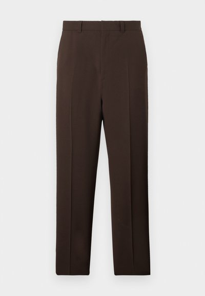 Σκούρο καφέ, ψηλόμεσο παντελόνι με ίσια γραμμή, ραμμένο με πιέτες μπροστά και θηλιές για ζώνη, παρουσιάζεται σε απλό λευκό φόντο.