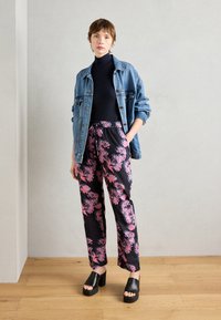 Lollys Laundry PANTS - Pantaloni - blue/pink