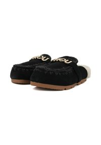 Pantofole mocassini nere in suede con suole marroni, cuciture decorative, fascia brandizzata sopra, e soffice imbottitura bianca visibile nei talloni.