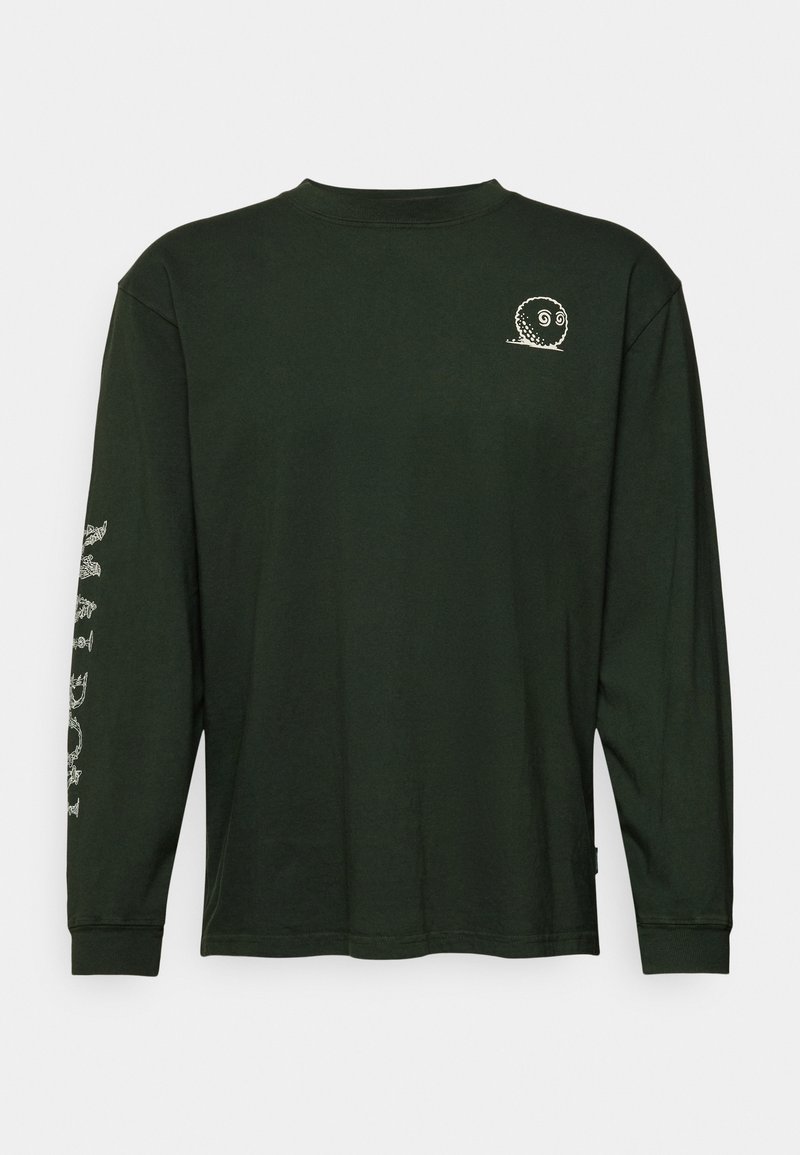 Camisola de manga comprida em algodão verde escuro, com uma pequena estampa branca na parte superior da frente e desenhos brancos ao longo da manga esquerda.