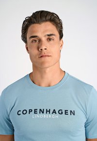 Lindbergh Printtipaita - lt iron blue