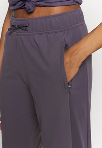 Nike Performance Träningsbyxor - purple