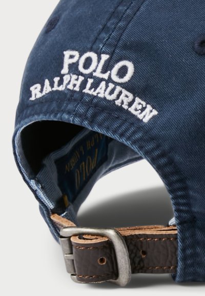 Boné de baseball em algodão azul-marinho com o logótipo "POLO RALPH LAUREN" bordado em branco, correia em couro com fivela de metal e forro interior azul.