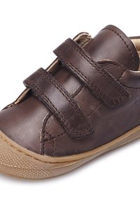 Scarpa in pelle marrone con due cinturini in velcro; punta arrotondata, suola in gomma testurizzata e cuciture decorative per una maggiore durata.