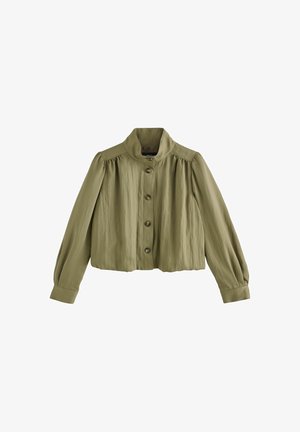 Olíva zöld, rövidített dzseki magas gallérral, gombos záródással és hosszú puffos ujjakkal. Textúrált anyagból készült, pliszírozott részletekkel.