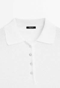 Weißer Polopullover mit strukturierter Strickoptik, kurzem Kragen und vier grauen Knöpfen. Das Etikett zeigt „Massimo Dutti, Made in Italy.“