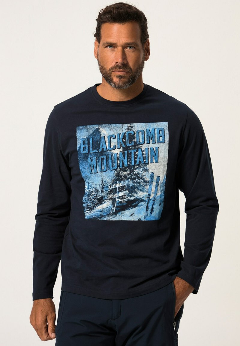 Dunkelblaues Langarm-T-Shirt mit einem strukturierten grafischen Druck von Bergen und Skiern, auf dem "BLACKCOMB MOUNTAIN" in fetter Schrift steht.