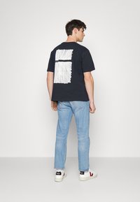 Only & Sons ONSOSRIS LIFE REDACT TEE - T-shirt estampada - dark navy