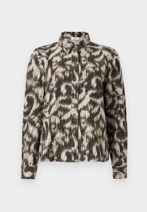 Camisa abotonada de tela estampada en tonos de marrón, gris y negro, con cuello y mangas largas. Superficie texturizada.