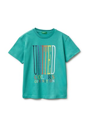 Türkisfarbenes T-Shirt mit kurzen Ärmeln und mehrfarbigem "UNITED COLORS OF BENETTON"-Aufdruck auf der Vorderseite.