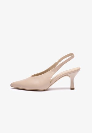 Beżowy lakierowany czółenek na pasku z tyłu, o zaostrzonym nosku, minimalistycznym wzornictwie i cienkim obcasie, z odkrytym wycięciem po bokach.