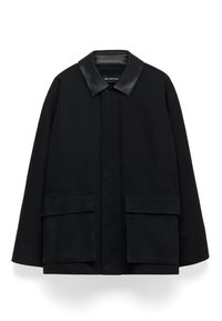 Czarna kurtka wykonana z bawełny z kołnierzem skórzanym. Posiada dwie duże kieszenie z przodu oraz zapięcie na guziki. Luźny fason i prosty krój.