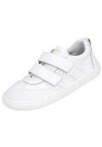 Zapatilla blanca con dos correas de Velcro ajustables, parte superior de lona texturizada, suela de goma y un detalle de costura minimalista.