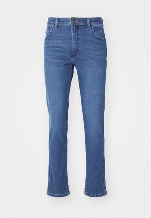 Jeans in denim blu con vita aderente, design a gamba dritta, cinque tasche e orlo leggermente svasato. Il tessuto ha una consistenza liscia.