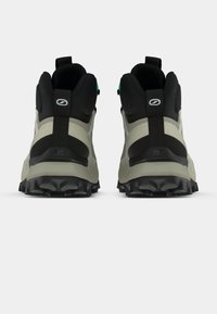 Hallid musta ja halli pealmisega saapad, tugevdatud kand ja tekstureeritud musta tallaga. Omab tõmbenööri ja teal-toonilisi aktsente.