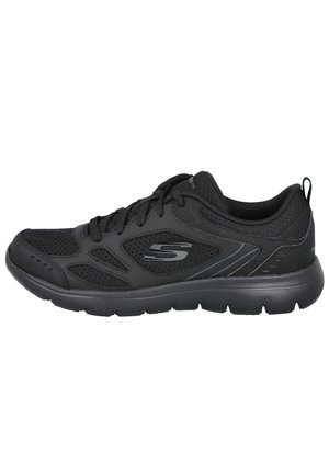 Zapatilla deportiva negra de Skechers con tejido de malla, cordones en la parte delantera, suela acolchada y logo de la marca "S" en el lateral.
