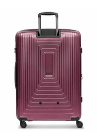 Großer Hartschalenkoffer in metallischem Lila mit vier Rollen und einem schwarzen Teleskopgriff.