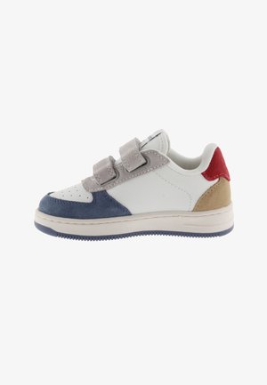 Sneaker blanc avec des accents en suede bleu, gris, rouge et beige. Doté de deux bandes Velcro et d'une semelle en caoutchouc texturée. Design à bout rond.