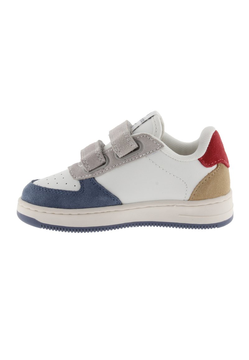 Sneaker bianco con accenti in suede blu, grigio, rosso e beige. Dotato di due cinturini in Velcro e suola in gomma testurizzata. Design della punta arrotondata.