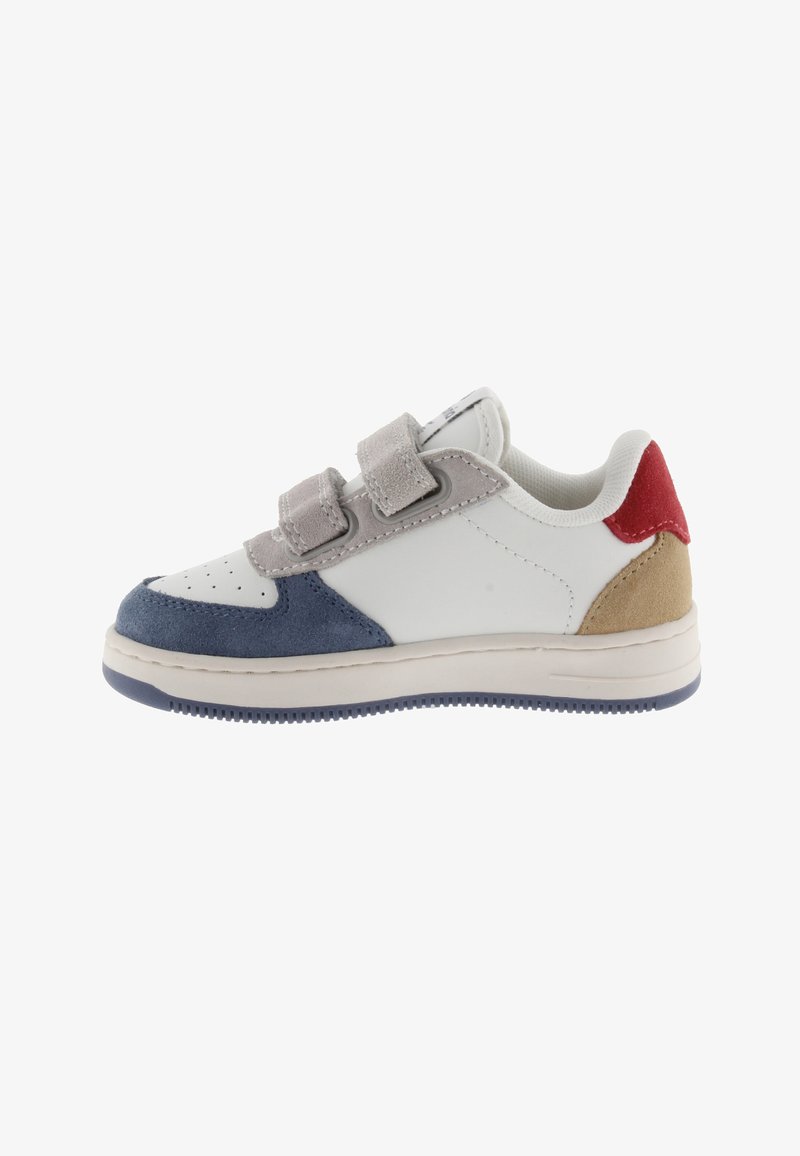 Sneaker blanc avec des accents en suede bleu, gris, rouge et beige. Doté de deux bandes Velcro et d'une semelle en caoutchouc texturée. Design à bout rond.
