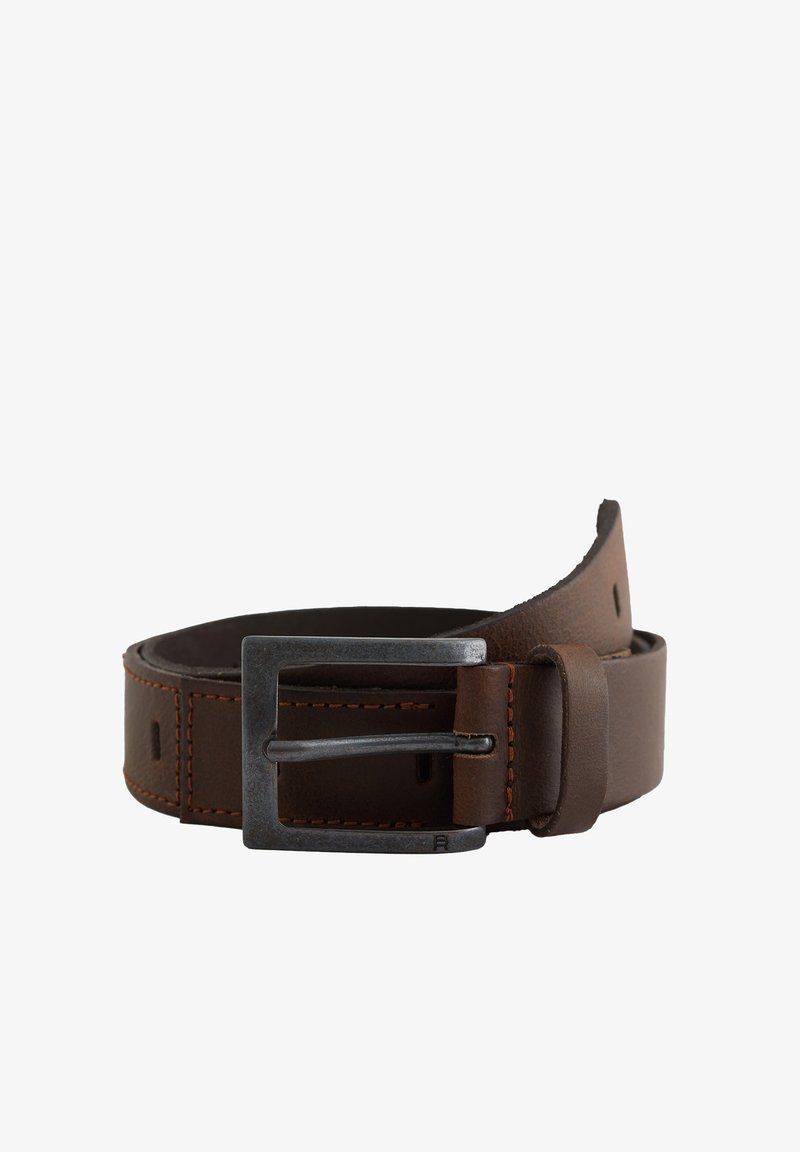 Brūns ādas josta ar tekstūru, kas izceļas ar kontrastējošu oranžu šuvumu un kvadrātveida tumšu metāla sprādzi. Klasisks dizains un izturīgs materiāls.