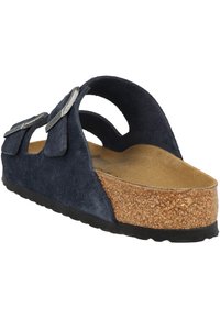 Sandal in suede blu navy con due cinturini regolabili, una soletta in sughero e una suola in gomma testurizzata per una buona presa.