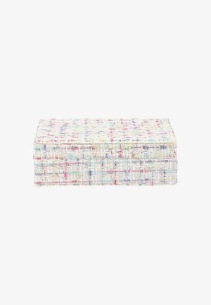 Boîte de rangement rectangulaire recouverte d'un tissu texturé avec un motif tissé multicolore dans des tons pastel sur fond blanc.