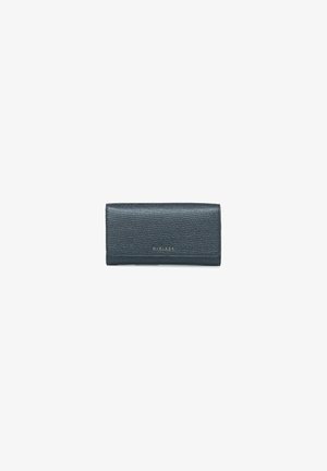 Portefeuille en cuir texturé gris foncé avec un design rectangulaire mince. Dispose d'un logo métallique et d'une fermeture sécurisée. Style minimaliste.