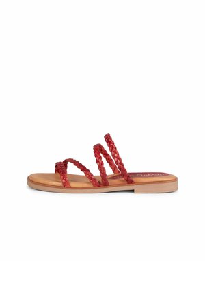 Sandalia plana con suela color cuero y cuatro correas trenzadas rojas sobre la parte superior, diseñada para uso casual.