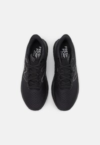 Zapatillas deportivas negras con parte superior de malla, punta redondeada y cierre con cordones. Presentan el logo "Fresh Foam" en la lengüeta y en los laterales.
