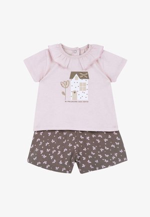 Maglietta per bebè rosa chiaro con colletto arricciato e grafica di una casa, abbinata a pantaloncini marroni con motivo di farfalle rosa.