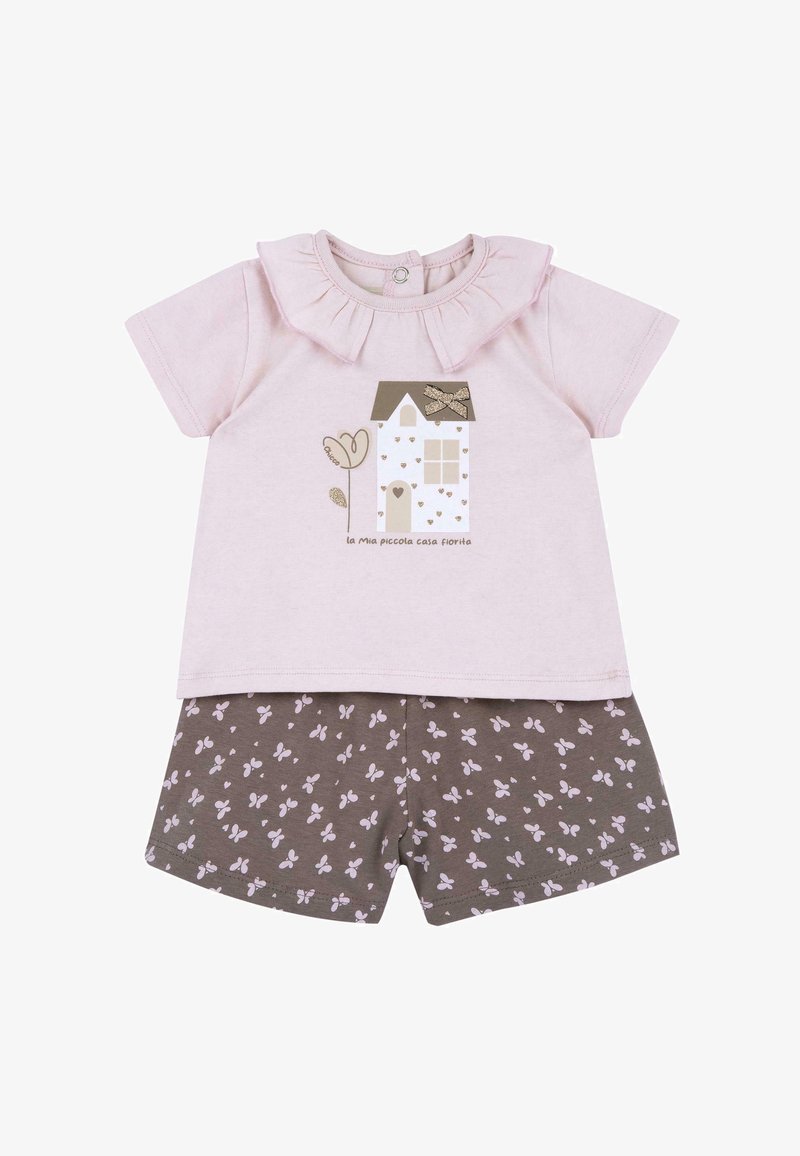 Chemise bébé rose clair avec col volanté et motif maison, associée à un short marron avec un motif papillon rose.