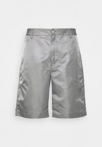 Grå shorts tillverkade av ett slätt satinliknande tyg. Har en framficka med dragkedja och knappknäppning, med bälteshällor i midjan och rak skärning.