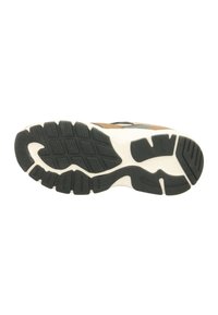 Sneaker-Sohle mit einer schwarzen Gummiaußensohle, die über strukturierte Muster verfügt, einer weißen Zwischensohle und einem braunen Leder-Obermaterial mit schwarzen Akzenten.