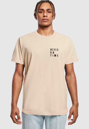NEVER ON TIME TEE - Print T-shirt - sand