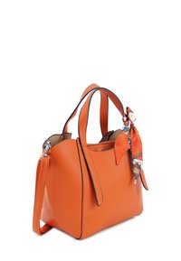 Orangefarbene Handtasche aus Leder mit einer genarbten Textur, schwarzem Rand, zwei Griffen, einem abnehmbaren Schulterriemen und einem dekorativen Schal.
