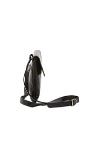 Borsa a tracolla nera in pelle con una texture liscia, design sottile e tracolla regolabile. Presenta una chiusura con zip e accessori minimalisti.
