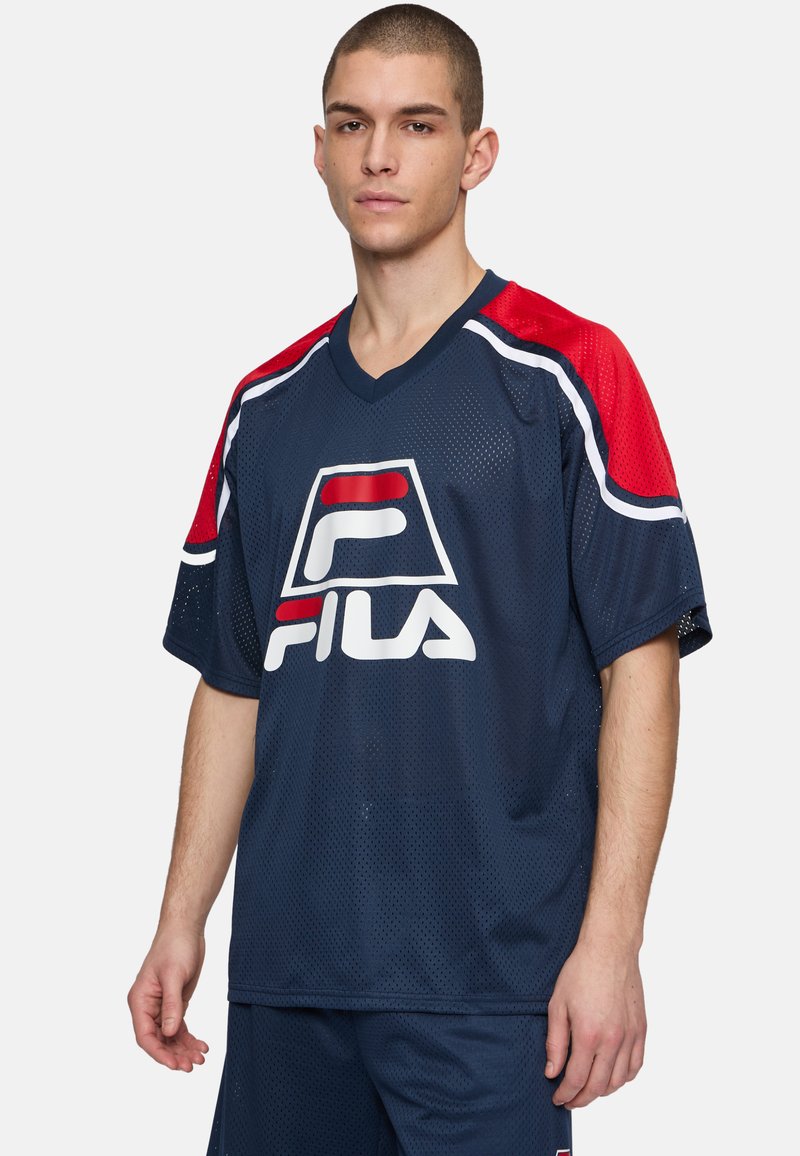 Granatowy siatkowy t-shirt z czerwonymi rękawami, dekoltem w serek i białym logo. Posiada oddychającą tkaninę i luźny krój, odpowiedni do odzieży sportowej.