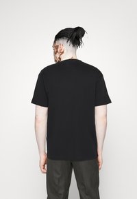 Armani Exchange Triko s potiskem - navy