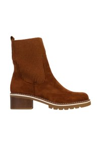 Bruine suède enkelboots met een ribbeltextielpaneel, voorzien van een chunky hak en rubberen zool met contrasterende witte stiksels.