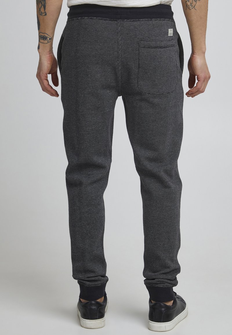 Herren Trainingsanzüge | 11 Project PRENNO Jogginghose black/schwarz - MU85079 Herren Trainingsanzüge | 11 Project PRENNO Jogginghose black/schwarz - MU85079
