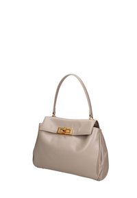 Borsa in pelle beige con una forma strutturata e una parte superiore piatta. Presenta hardware dorato e una chiusura sicura, con una sola tracolla.