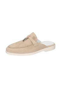 Beige mockask slip-on sko med rund tå, platt sula och dekorativt beslag ovanför vampen. Minimal sömnadsdetalj och vadderad insida.