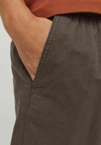 Jack & Jones JPSTJAIDEN JOGGER  - Träningsbyxor - seal brown