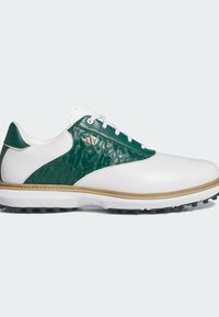 Scarpe da golf bianche con una pannello in pelle verde texturizzata, punta rotonda e tacchetti in gomma, con un dettaglio cucito color nocciola intorno alla suola.