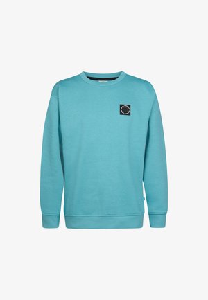 Turkusowa bluza z okrągłym dekoltem, długimi rękawami i małą czarną naszywką z logo na górnej lewej części klatki piersiowej.
