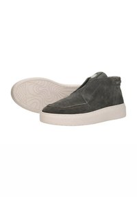 Grijze suède schoenen met een instapontwerp, voorzien van een gewatteerde kraag, een witte rubberen zool en een gladde textuur. Zijschaaf-details zichtbaar.