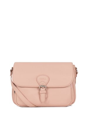 Sac bandoulière en cuir rose clair avec fermeture à boucle avant et bandoulière réglable, embossé du nom de la marque Fasola.