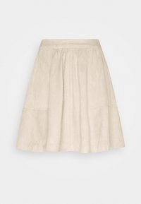 Falda A-line de ante beige con cinturilla fruncida. Cuenta con dos bolsillos laterales y una textura suave. La longitud cae justo por encima de la rodilla.