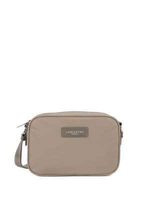 Sac bandoulière rectangulaire taupe avec fermeture éclair argentée et écusson logo "Lancaster Paris" à l'avant, avec une bandoulière réglable.